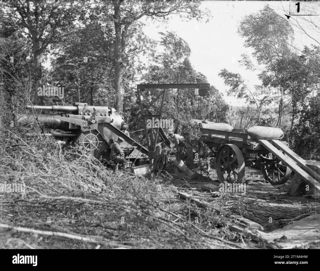 . LA BATAILLE DE LA SOMME 1 JUILLET - 18 NOVEMBRE 1916 Un obusier de 15 pouces est chargé (les obusiers de 15 pouces étaient les plus lourds des canons britanniques mais il n'y en avait que six sur les 18 miles du front de bataille). Commentaire : cette photographie illustre l'utilisation du wagon spécial de munitions, mais il semble incapable d'approcher le canon directement derrière, de sorte que le palan à obus est toujours nécessaire pour transférer l'obus sur le plateau de chargement Banque D'Images