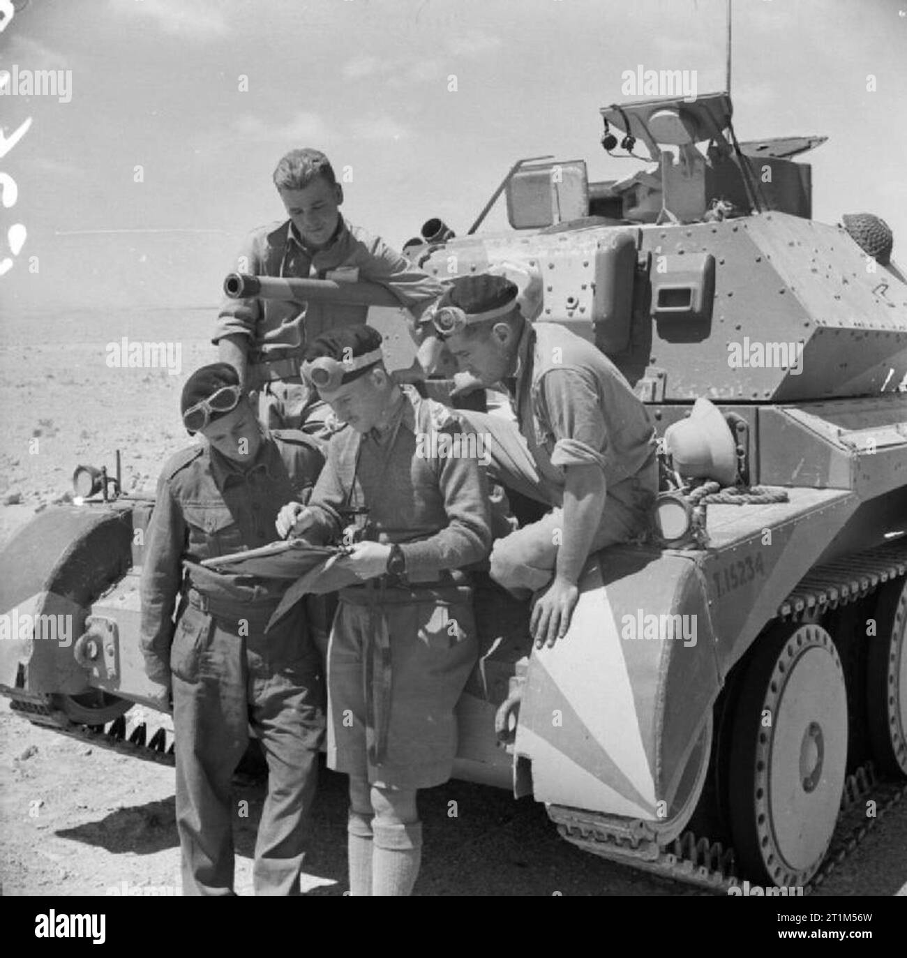 L'Armée britannique en Afrique du Nord 1941 l'équipage d'un A13 Cruiser Tank Mk IV L'étude d'un site alors que sur les opérations dans l'ouest du désert, 30 avril 1941. Banque D'Images