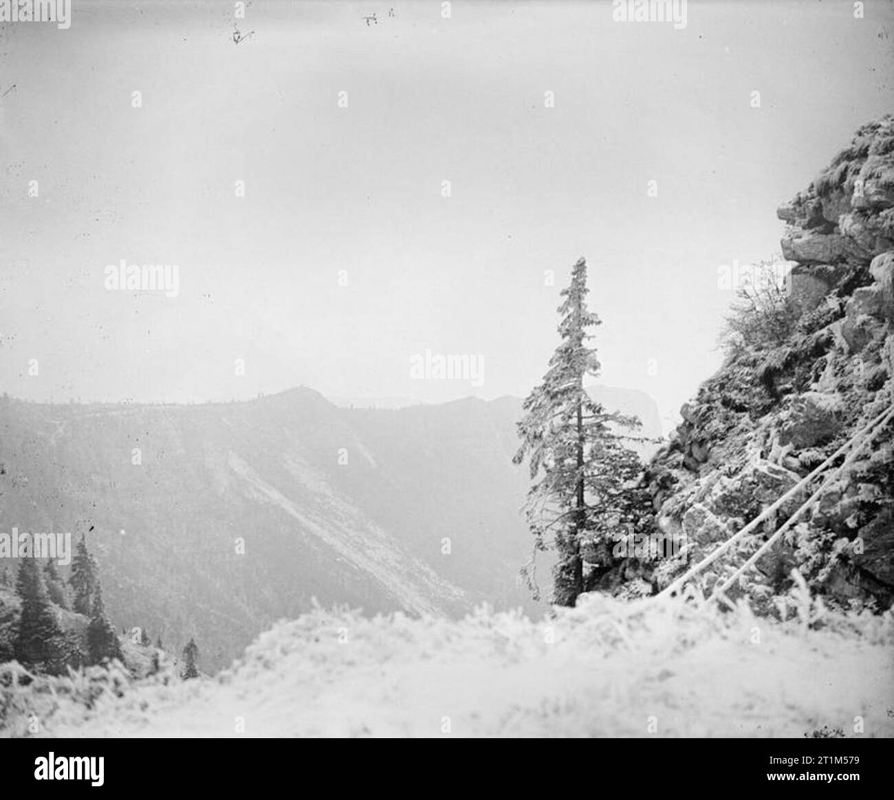 Ministère de l'information Première Guerre mondiale Collection officielle de Cimodi Campolonga point de vue (4, 400 ft. ) À l'Astrico Valley. Cet endroit a été utilisé comme un O. P. par les Autrichiens. Banque D'Images