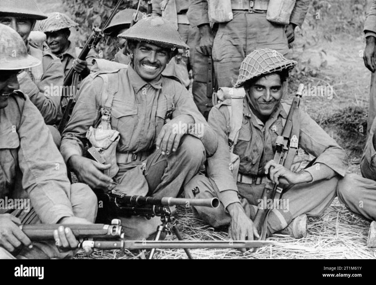 Une section d'infanterie du 2e Bataillon, 7e Rajput Regiment sur le point d'aller en patrouille sur le front de l'Arakan en Birmanie, 1944. Une section d'infanterie du 2e Bataillon, 7e Rajput Regiment sur le point d'aller en patrouille sur l'Arakan, avant la Birmanie. Banque D'Images
