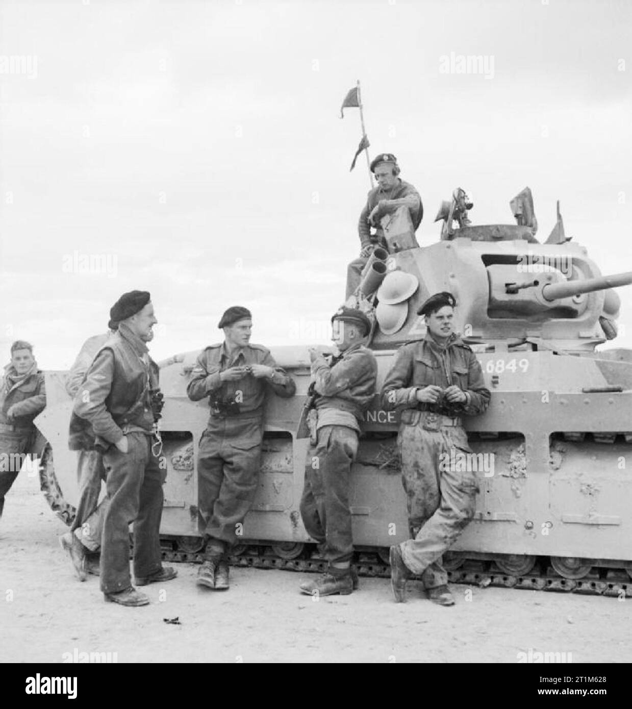 L'Armée britannique en Afrique du Nord 1941 l'équipage d'un tank Matilda prendre une pause pendant les combats près de Tobrouk, Le 28 novembre 1941. Banque D'Images