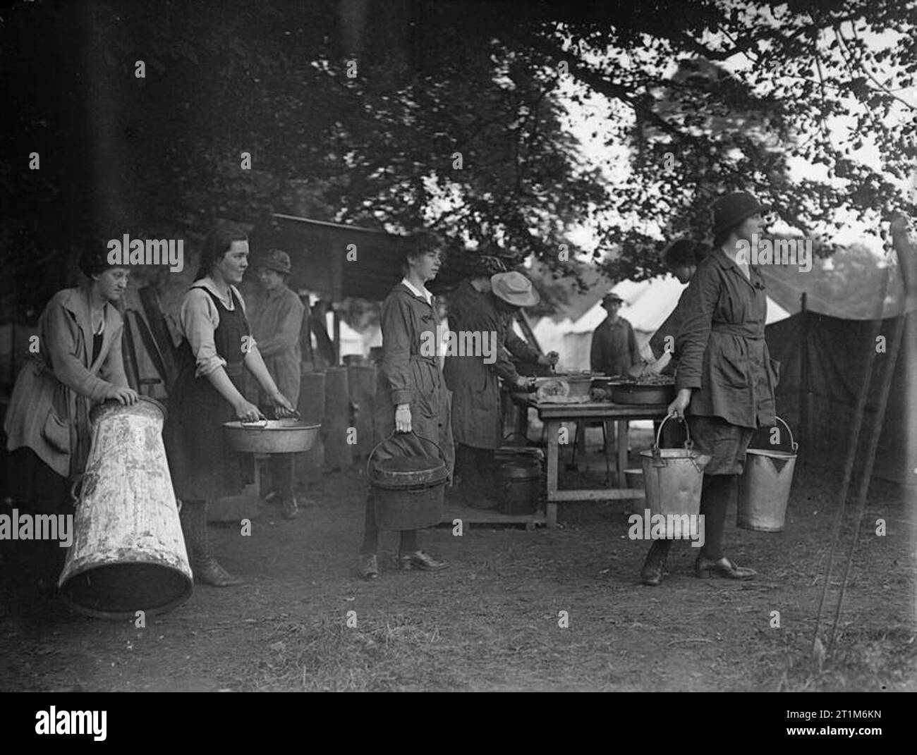 Ministère de l'information Première Guerre mondiale Collection officielle College filles travaillant dans le camp cuisine de campagne à Barwick. Banque D'Images