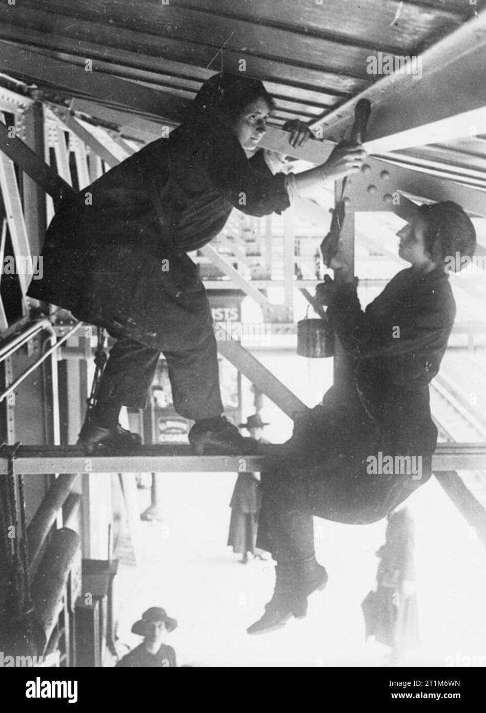 Ministère de l'information collection officielle de la Première Guerre mondiale femmes peintres à l'oeuvre sur la tour ajourées du quartier de la Gare, 75015. Banque D'Images