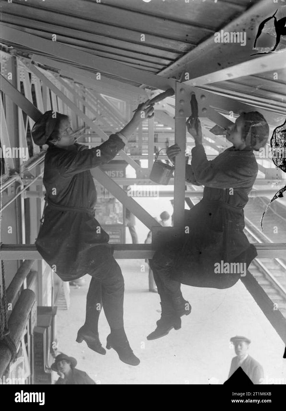 Ministère de l'information collection officielle de la Première Guerre mondiale femmes peintres à l'oeuvre sur la tour ajourées du quartier de la Gare, 75015. Banque D'Images