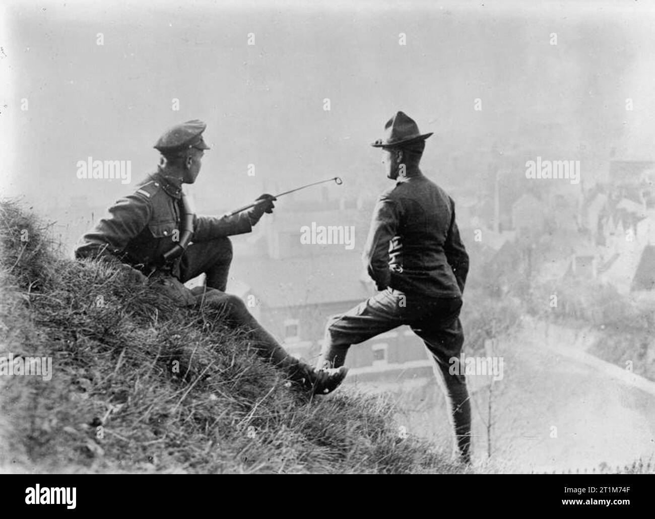 Ministère de l'information Première Guerre mondiale Collection officielle, un soldat britannique décrivant les points d'intérêt à Winchester à un soldat américain, vue de la colline de St Giles. Banque D'Images