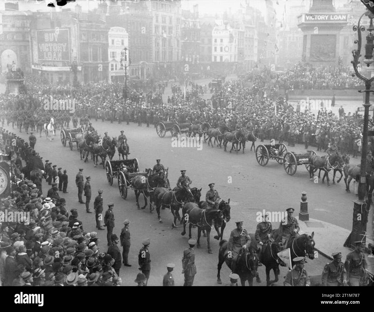 Ministère de l'information Première Guerre mondiale Collection officielle Honorable Artillery Company (Artillerie) marchant de Buckingham Palace à la Tour, 5e juillet 1919. Banque D'Images