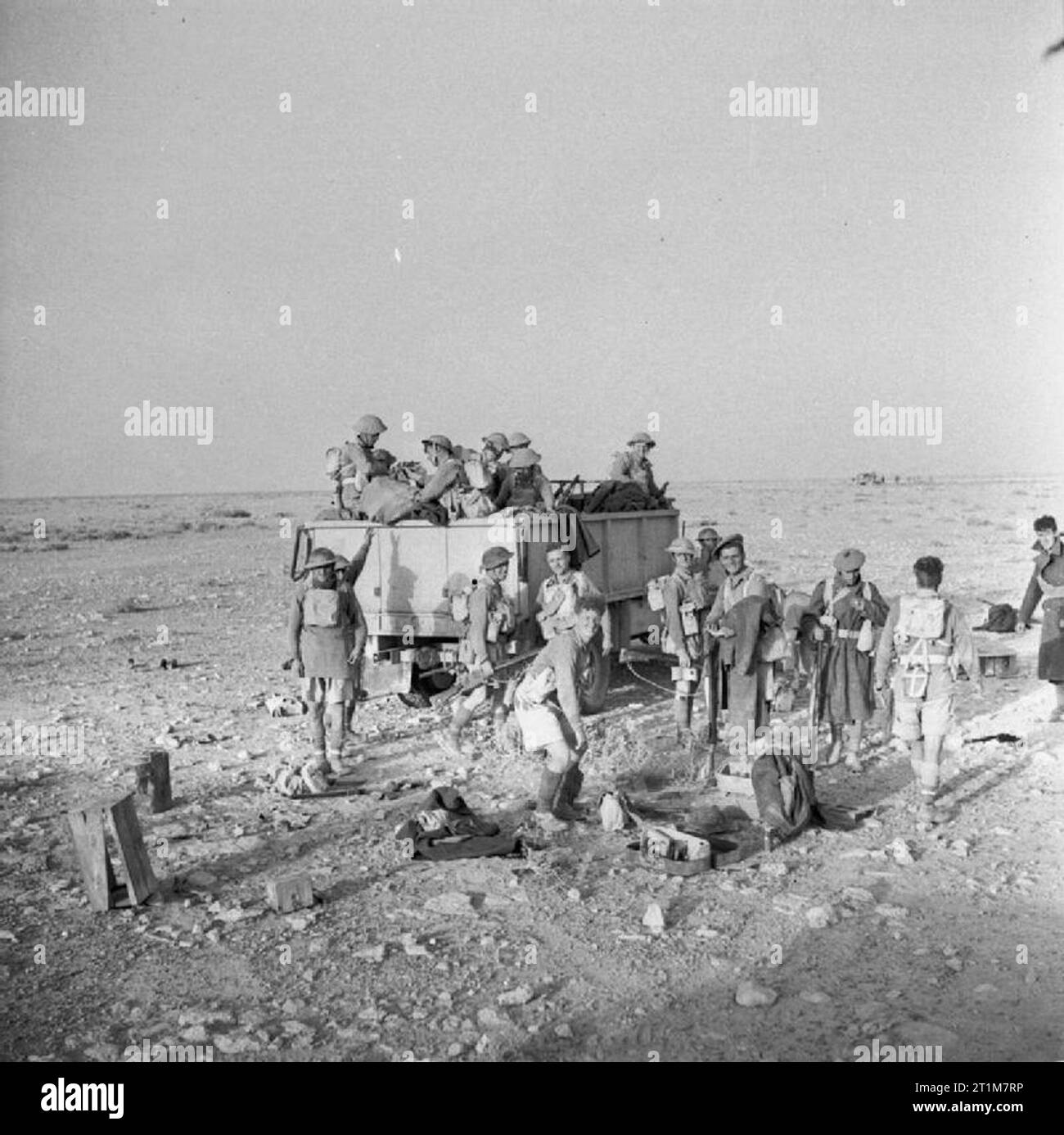 L'Armée britannique en Afrique du Nord 1942 Hommes du Highland Light Infantry prendre une courte pause tout en voyageant dans des camions à la ligne de front, 9 juin 1942. Banque D'Images
