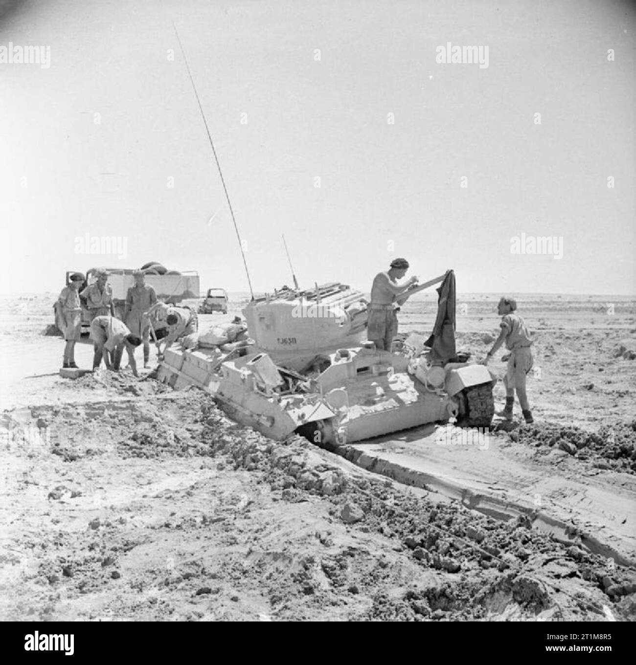 L'Armée britannique en Afrique du Nord 1942, un réservoir de Valentine s'enliser sur sol mou, 17 juillet 1942. Banque D'Images