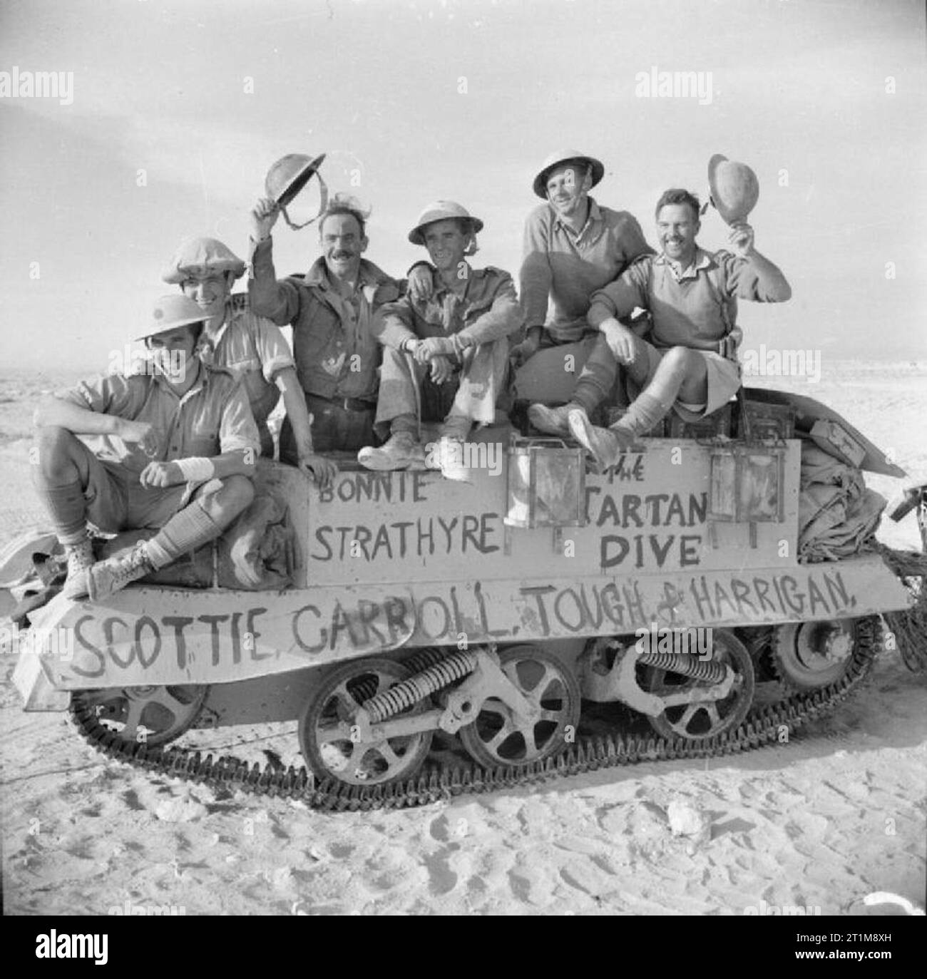 L'Armée britannique en Afrique du Nord 1942 l'équipage d'une mitrailleuse légère Bren carrier annoncer fièrement leur patrimoine écossais, 27 octobre 1942. Banque D'Images