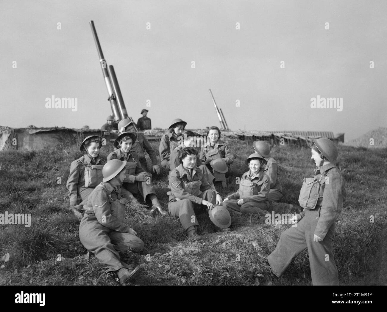 Auxiliary Territorial Service (ATS) les femmes à un 3,7 pouces canon anti-aérien à l'Absinthe frotte à Londres, 22 octobre 1941. Les femmes ATS faites une pause à un 3,7 pouces canon anti-aérien à l'Absinthe frotte à Londres, 22 octobre 1941. Banque D'Images