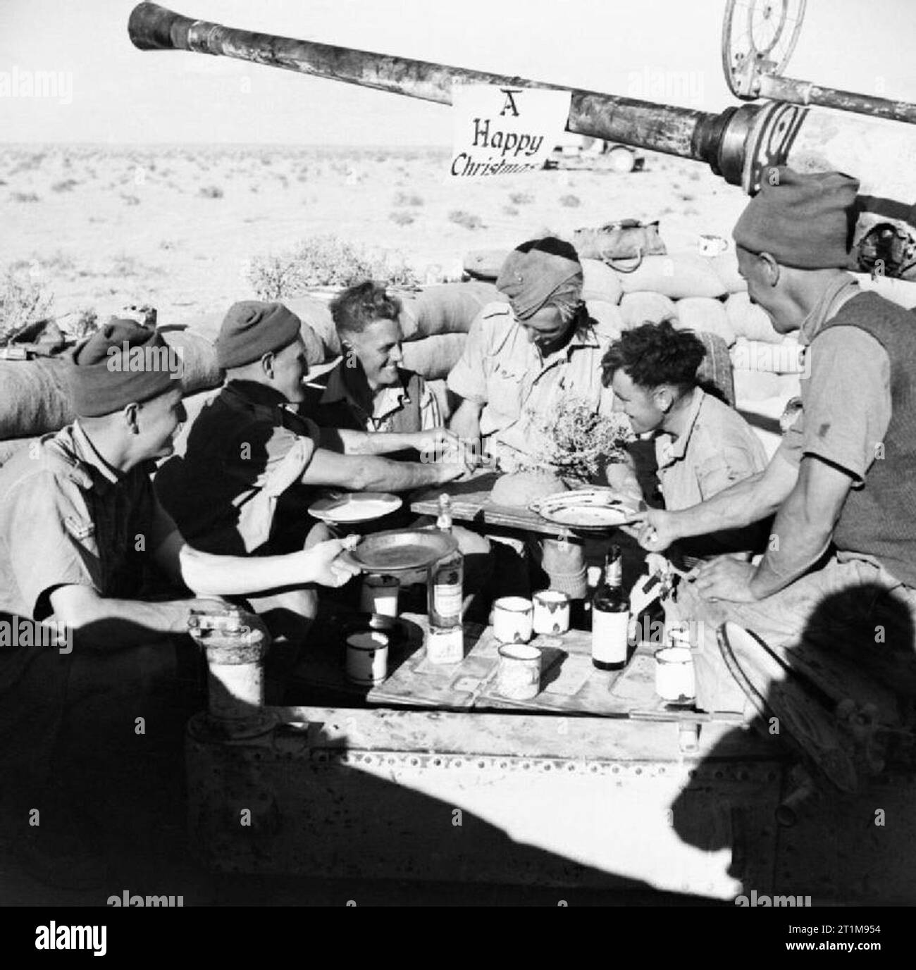 L'Armée britannique en Afrique du Nord 1942 l'équipage d'un 40mm Bofors Anti-aircraft gun célébrer Noël avec certains bully beef décorées avec camelthorn, 17 décembre 1942. Banque D'Images