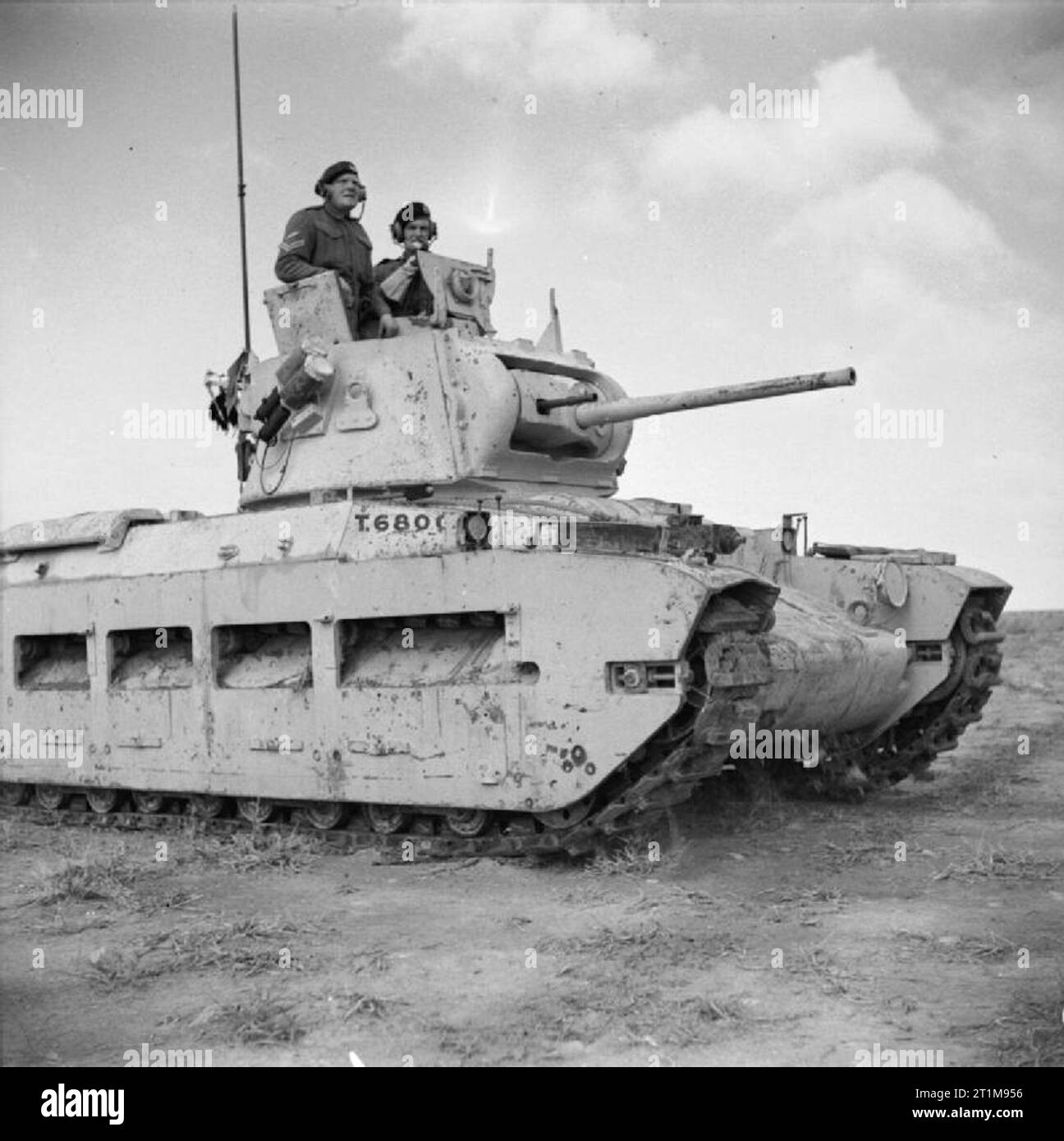 L'Armée britannique en Afrique du Nord 1942, un réservoir de Matilda en patrouille dans le désert occidental, 1942. Banque D'Images