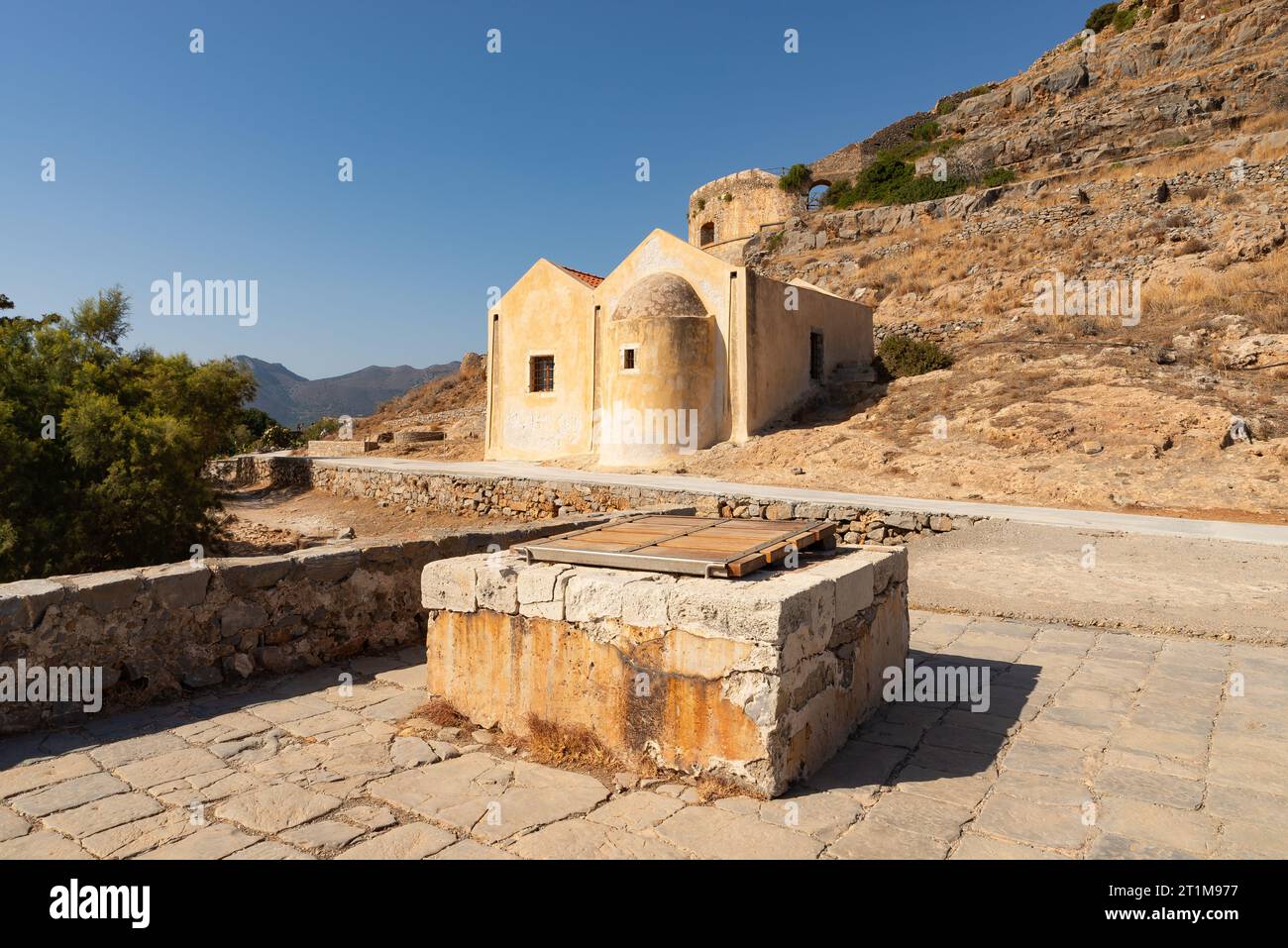 Église d'Agios Georgios Spinalonga, construite en 1661, sur l'île abandonnée de Spinalonga, Crète, Grèce. Banque D'Images