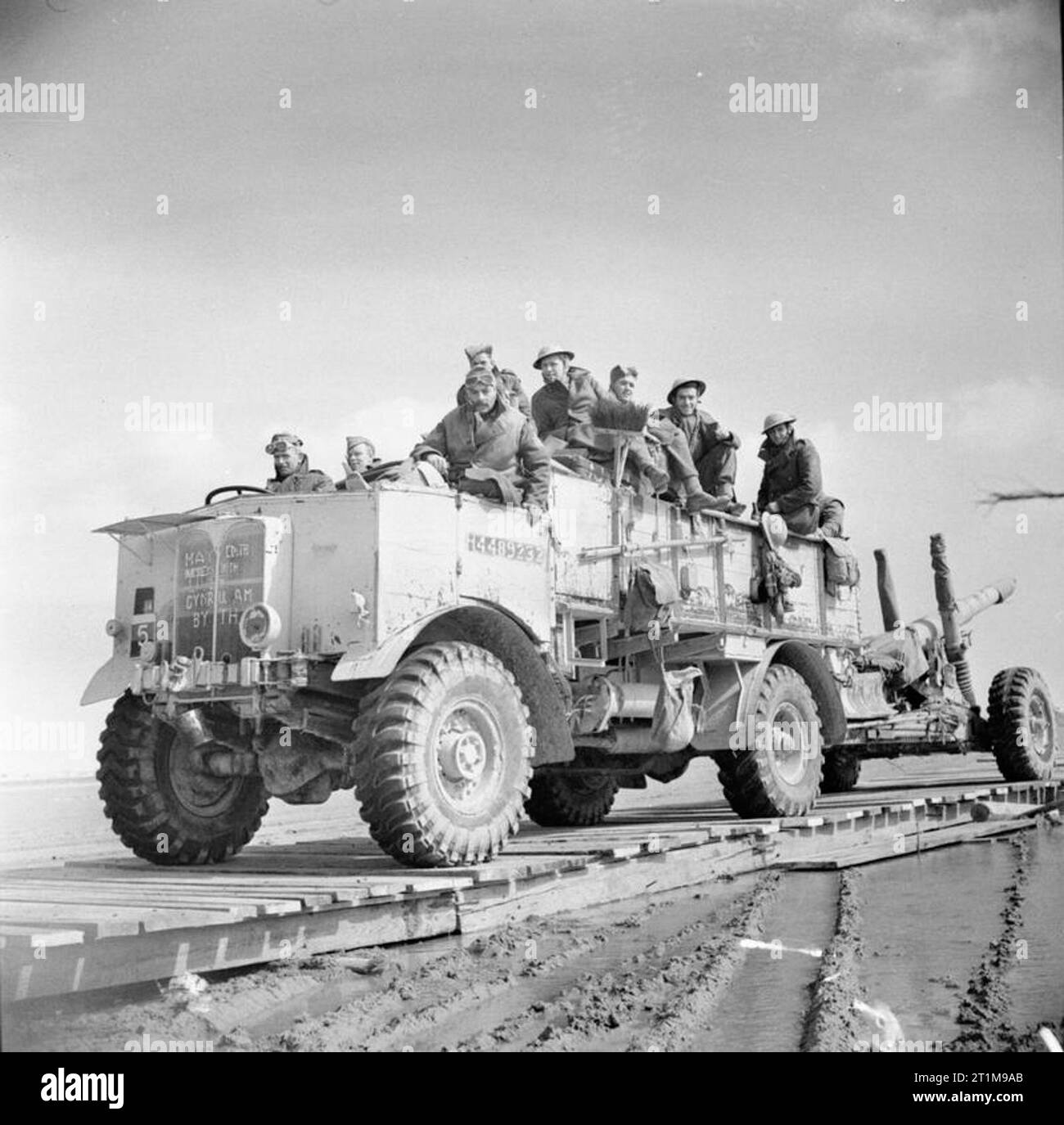 L'Armée britannique en Afrique du Nord 1943 Une AEC Matador tracte un canon de campagne de 4,5 pouces dans une piste en bois construit sur un sol mou sur la frontière entre la Libye et la Tunisie, 23 février 1943. Banque D'Images