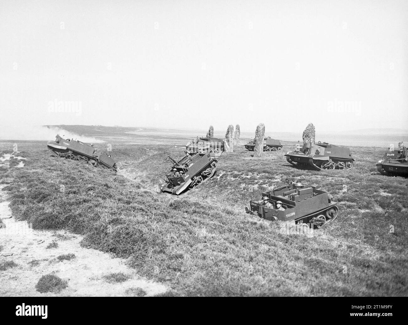 La mitrailleuse Bren porteurs du 9e Bataillon, Gordon Highlanders passent entre les menhirs préhistoriques de l'anneau de Shetlands sur Orcades, 18 juin 1941. La mitrailleuse Bren porteurs du 9e Bataillon, Gordon Highlanders passent entre les menhirs préhistoriques de l'anneau de Shetlands sur Orcades, 18 juin 1941. Banque D'Images