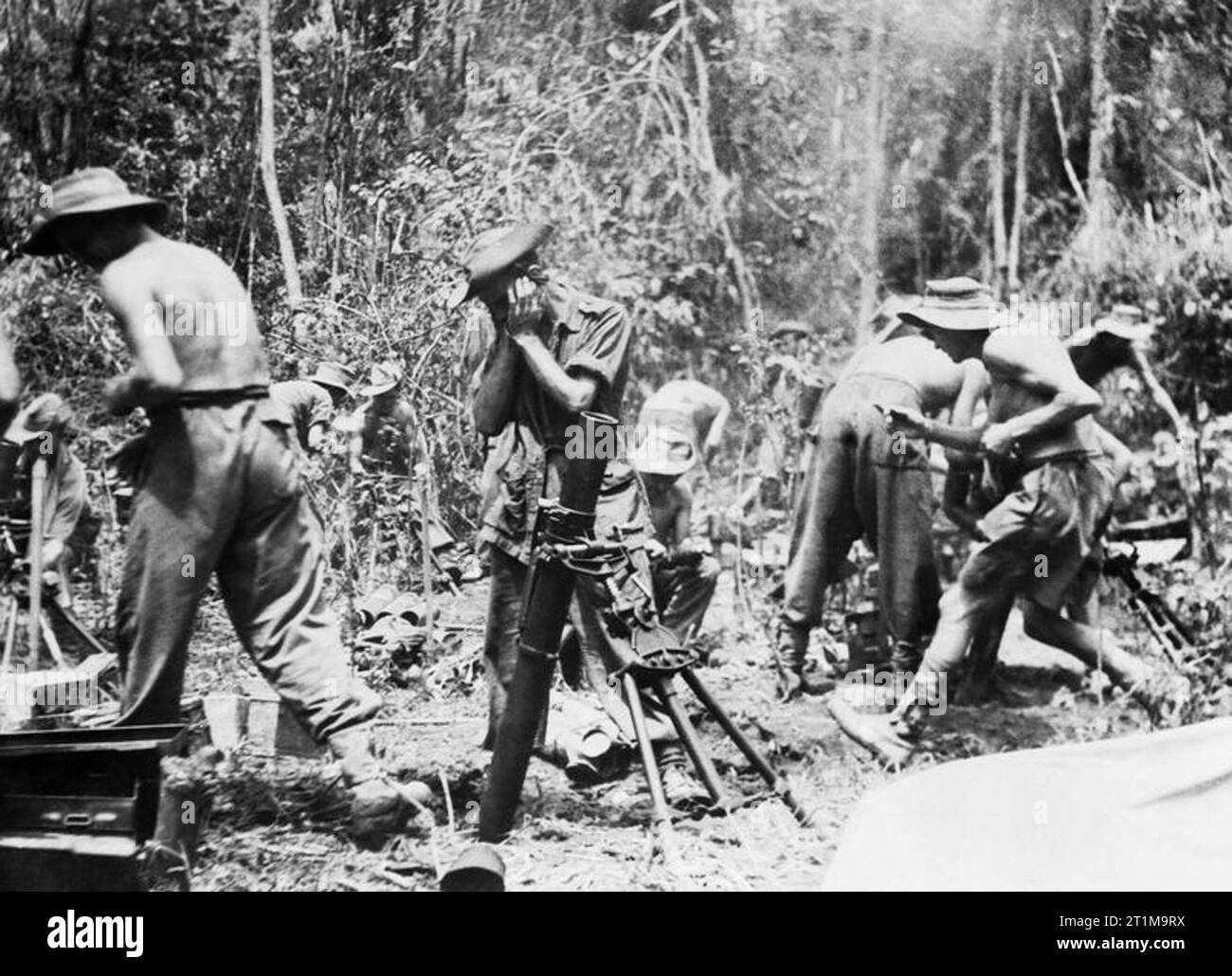 Les mortiers de 3 pouces britannique appuyant la 19e division indienne avance le long de la route, à l'est de Mawchi Taungû en Birmanie, en 1944. La bataille d'Imphal-Kohima Mars - Juillet 1944 : la 3 pouces détachements mortier appuyer la 19e division indienne avance le long de la route, à l'est de Mawchi Taungû, Birmanie. Le mortier s'est révélé l'arme la plus efficace dans la guerre de jungle. Banque D'Images