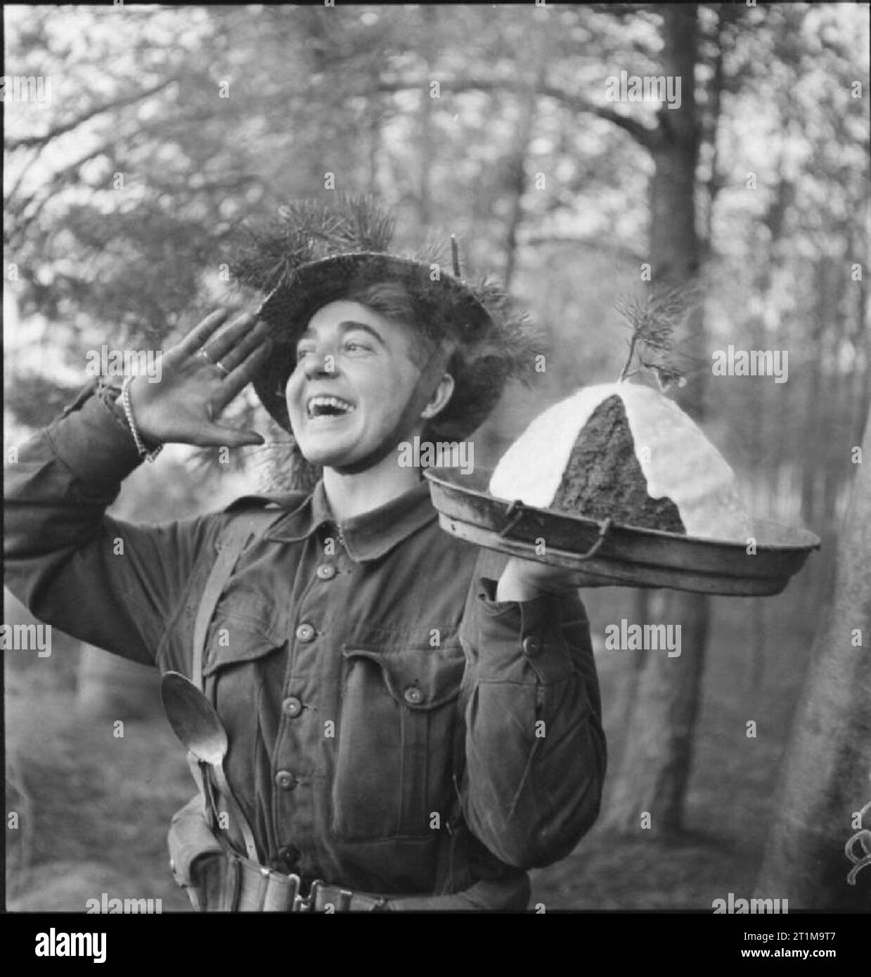 L'Armée britannique au nord-ouest de l'Europe 1944-1945 'come and get it !" L'Artilleur H S Hadlow de 15e Division (Écossais) en Hollande, annonce que le pudding de Noël est prêt, le 19 décembre 1944. Banque D'Images