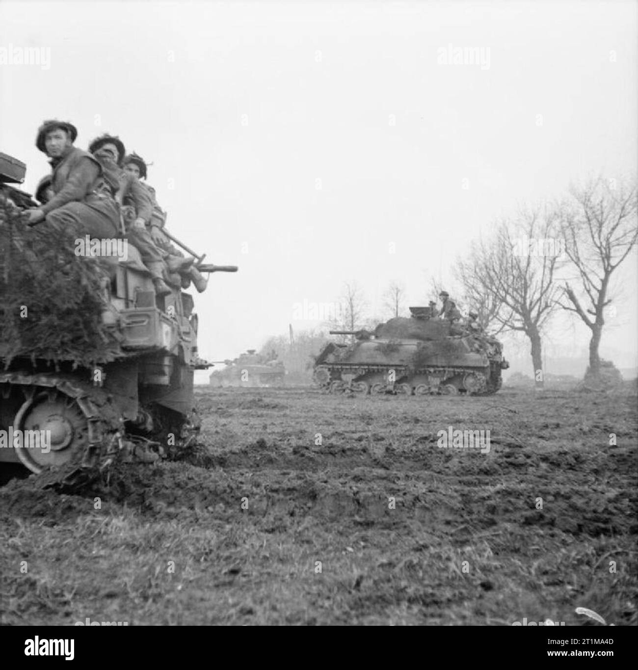 L'Armée britannique au nord-ouest de l'Europe 1944-1945 chars Sherman transportant l'infanterie près de l'Udem, 28 février 1945. Banque D'Images