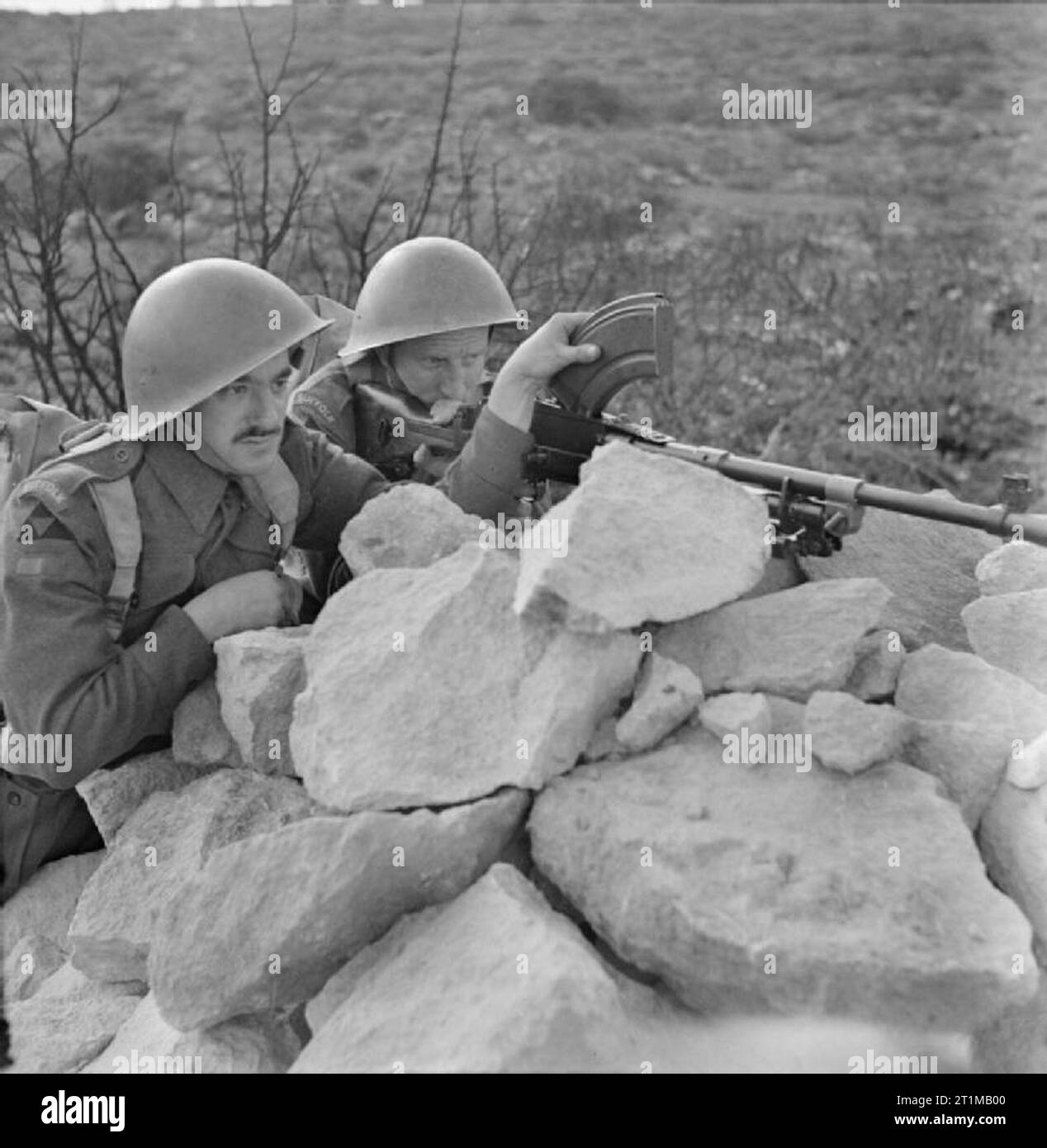 Les forces britanniques au Moyen-Orient, 1945-1947 Deux hommes du 1er Bataillon, The Suffolk Regiment manning une mitrailleuse légère Bren au cours d'un exercice sur le terrain en Palestine. Banque D'Images