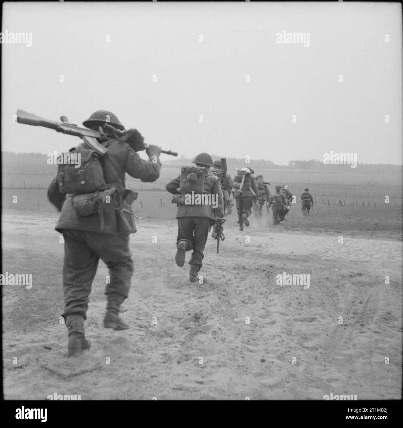 L'Armée britannique au nord-ouest de l'Europe 1944-1945, les hommes de 6ème King's Own Scottish Borderers aller de l'avant au niveau du double lors de l'assaut sur Uelzen, 17 avril 1945. Banque D'Images