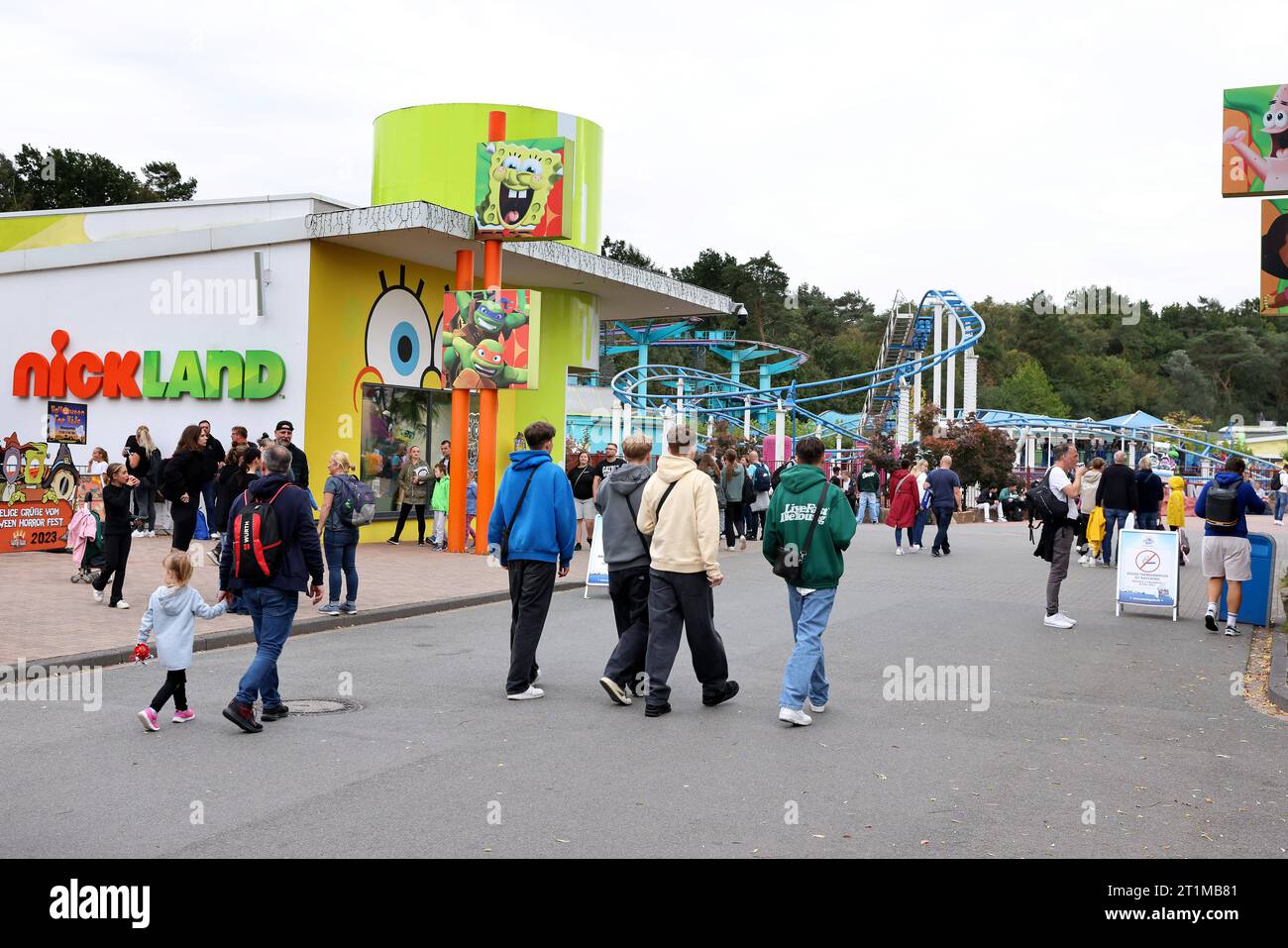 Bottrop Movie Park, Allemagne. 13 octobre 2023. In Bottrop Blick in eine Strasse auf dem Boulevard Jimmy Neutron s Atomic Flyer *** 13 10 2023 Bottrop Movie Park Germany in Bottrop View in a Street on the boulevard Jimmy Neutron s Atomic Flyer Credit : Imago/Alamy Live News Banque D'Images
