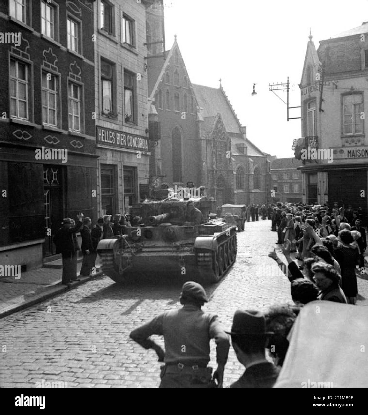 L'armée britannique dans le Nord-Ouest de l'Europe 1944-45 l'équipage d'un char Cromwell Mk IV de la 2e Garde galloise en route vers Bruxelles, le 3 septembre 1944. Malgré la résistance sporadique du Palais Royal et du QG de la Gestapo, la capture de la ville s’est déroulée sans heurts, « la principale difficulté étant de faire face à la population qui était très effusive dans leur accueil », comme le disait le journal de guerre du bataillon avec un euphémisme typique. Nederlands : Cromwell Mk IV tank van het tweede bataljon Welsh Guards in het Centrum van Edingen, onderweg naar Brussel, op 3 septembre 1944 English : Char Cromwell Mk IV du deuxième bataillon Banque D'Images