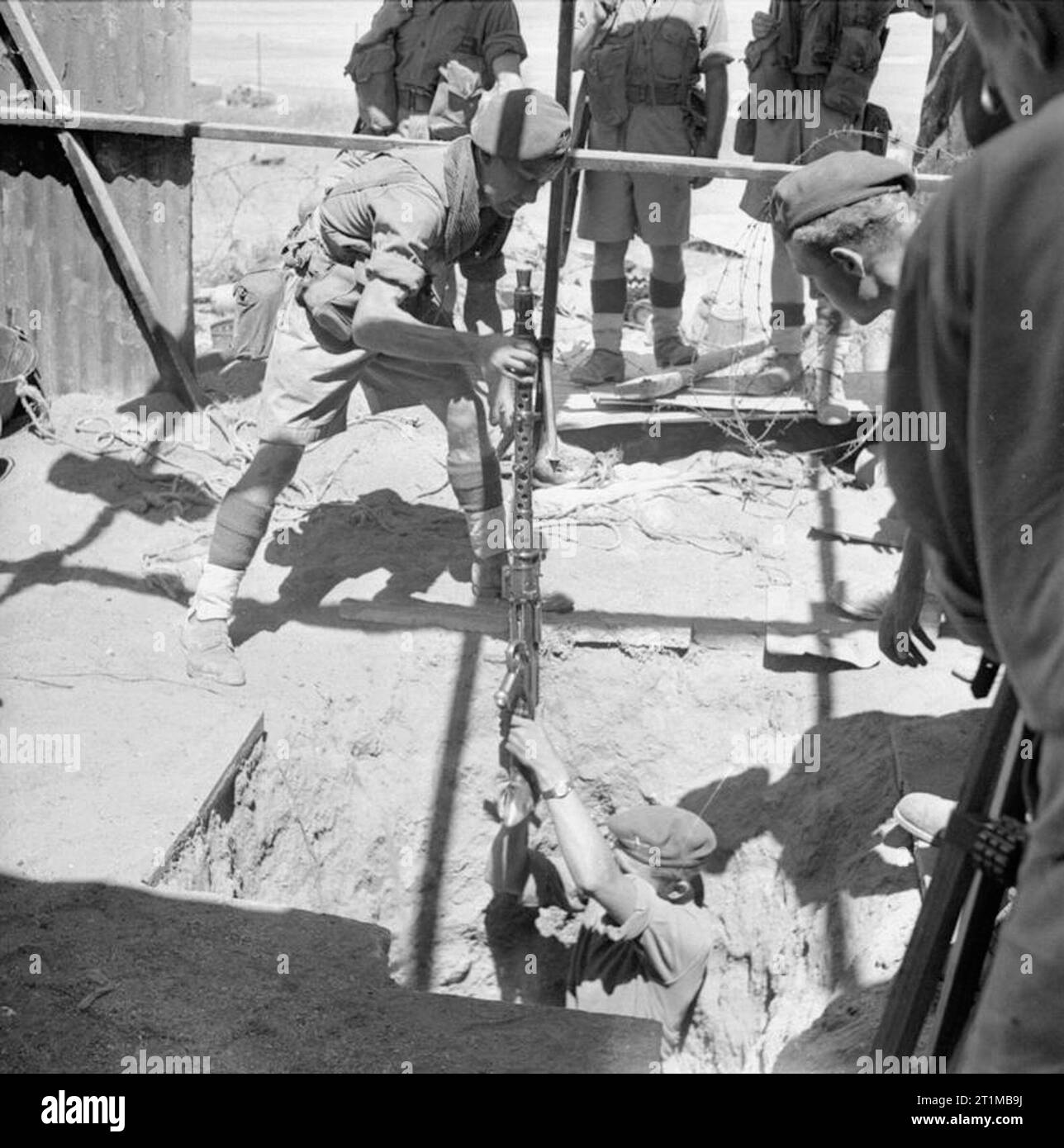 Les forces britanniques au Moyen-Orient, 1945-1947 Les soldats de la 6e Division aéroportée dépose une mitrailleuse allemande MG 34 à partir d'une cache d'armes cachées dans la colonie juive de Dorothée près de Gaza. Banque D'Images