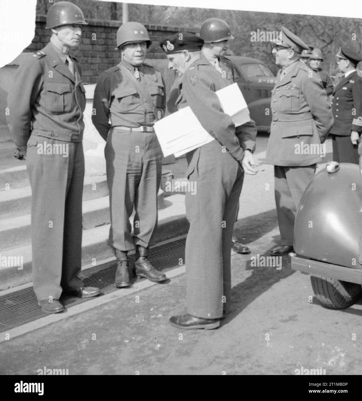 L'Armée britannique au nord-ouest de l'Europe 1944-1945- le premier ministre en Allemagne, le maréchal Sir Bernard Montgomery parle avec le lieutenant général Simpson, gouvernement de la 9e armée et le général de division John Anderson, 16e Corps. Derrière sont généraux Bradley et le maréchal Sir A.F. Brooke. Banque D'Images