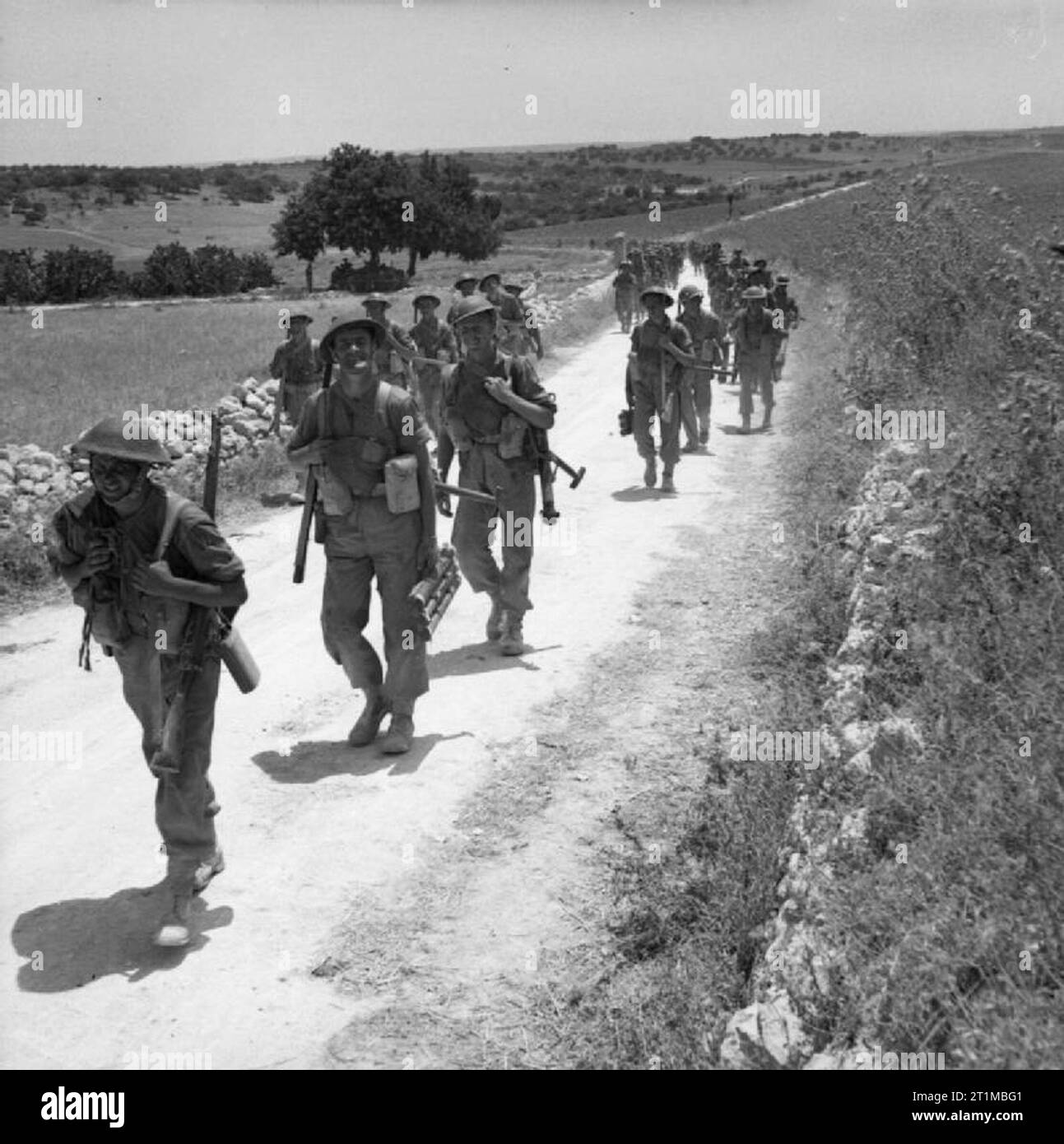 L'Armée britannique en Sicile 1943 hommes de la 2e Seaforth Highlanders avance le long d'une route près de Noto, 11 juillet 1943. Banque D'Images