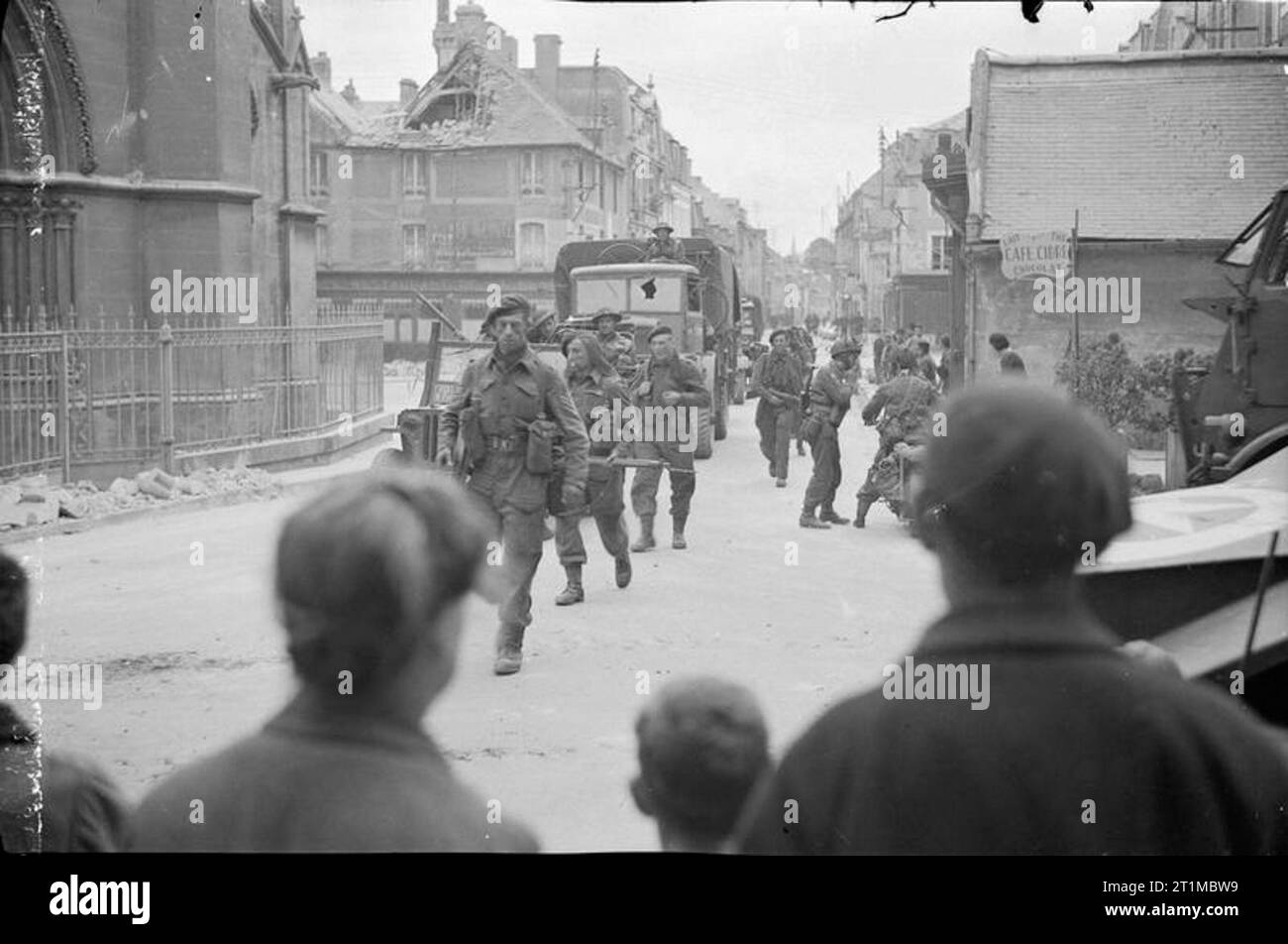 L'armée britannique dans la campagne de Normandie 1944 hommes de 46 (RM) Commando, 4e Brigade, l'entrée du village de Douvres-la-Delivrande, 8 juin 1944, vu par des civils français. Banque D'Images