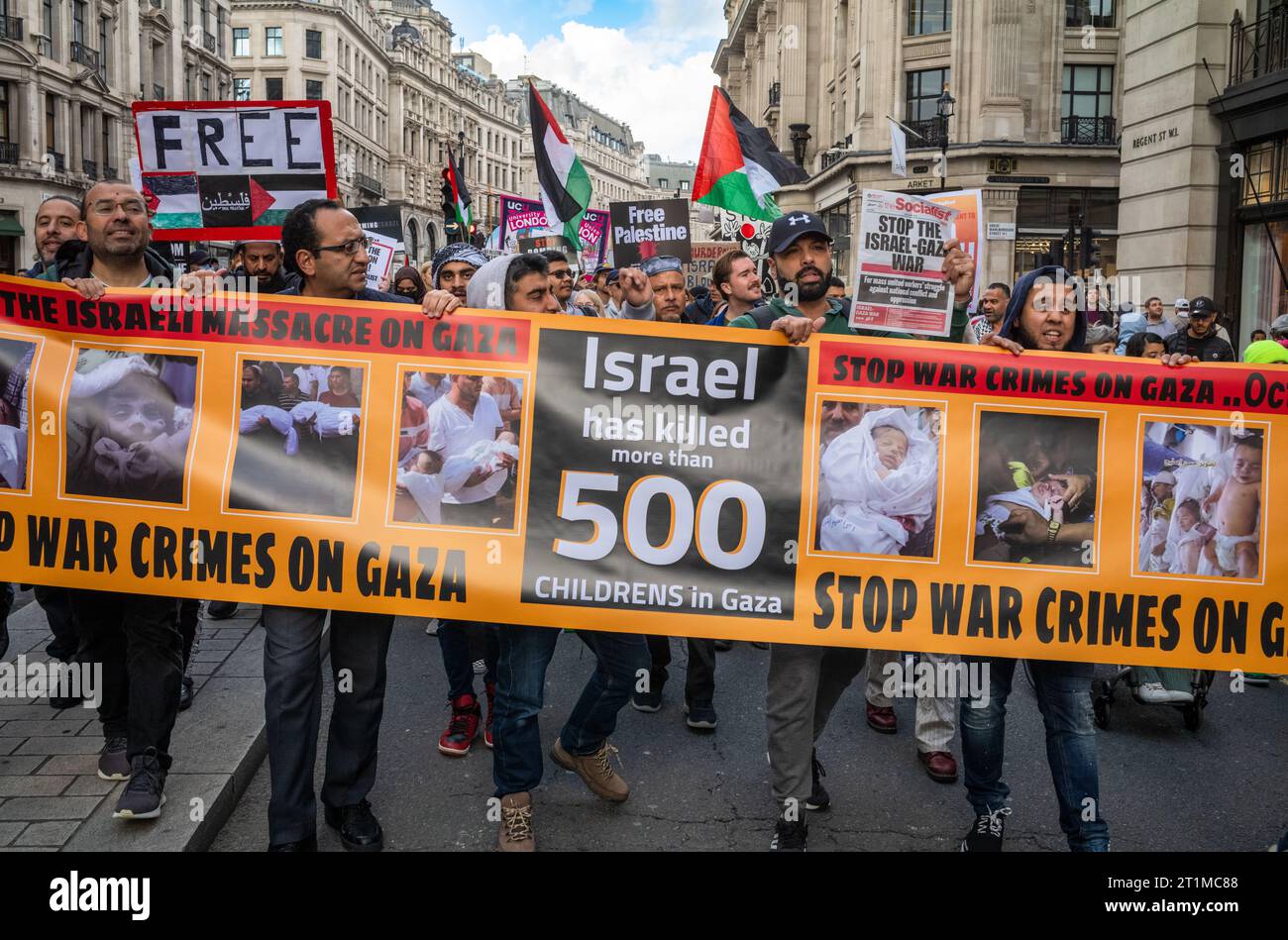 Londres, Royaume-Uni. 14 octobre 2023 : des manifestants pro-palestiniens défilent dans le centre de Londres, au Royaume-Uni, lors d'une manifestation contre les attaques israéliennes sur Gaza. Banque D'Images