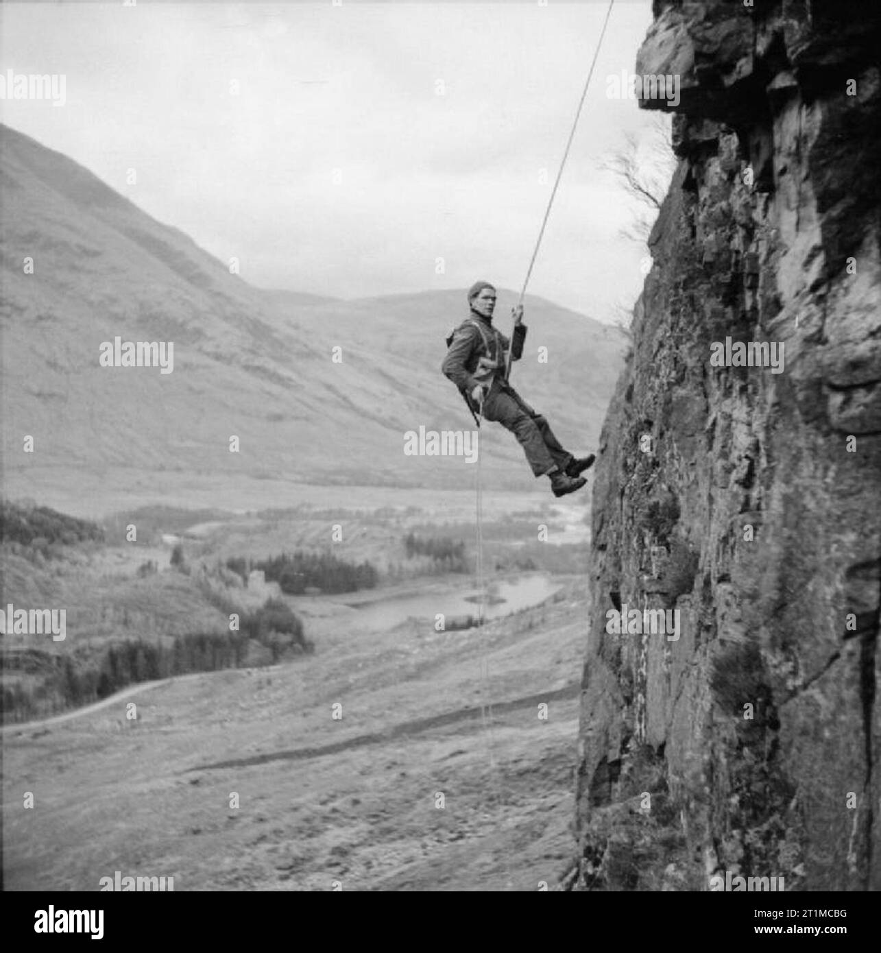 L'Armée britannique au Royaume-Uni 1939-1945 membre du commando n° 1 descente en rappel vers le bas d'une paroi rocheuse au cours de l'entraînement à Glencoe, en Écosse. Banque D'Images