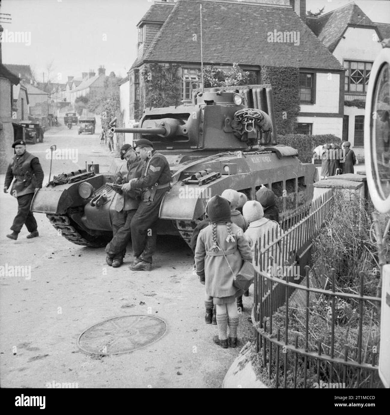 L'Armée britannique au Royaume-Uni 1939-1945 Activité de surveillance des enfants autour d'un réservoir de Matilda Mk II 44e Royal Tank Regiment à Findon, Sussex, au cours d'exercices contre "ennemi" des troupes parachutistes, 4 mars 1941. Banque D'Images