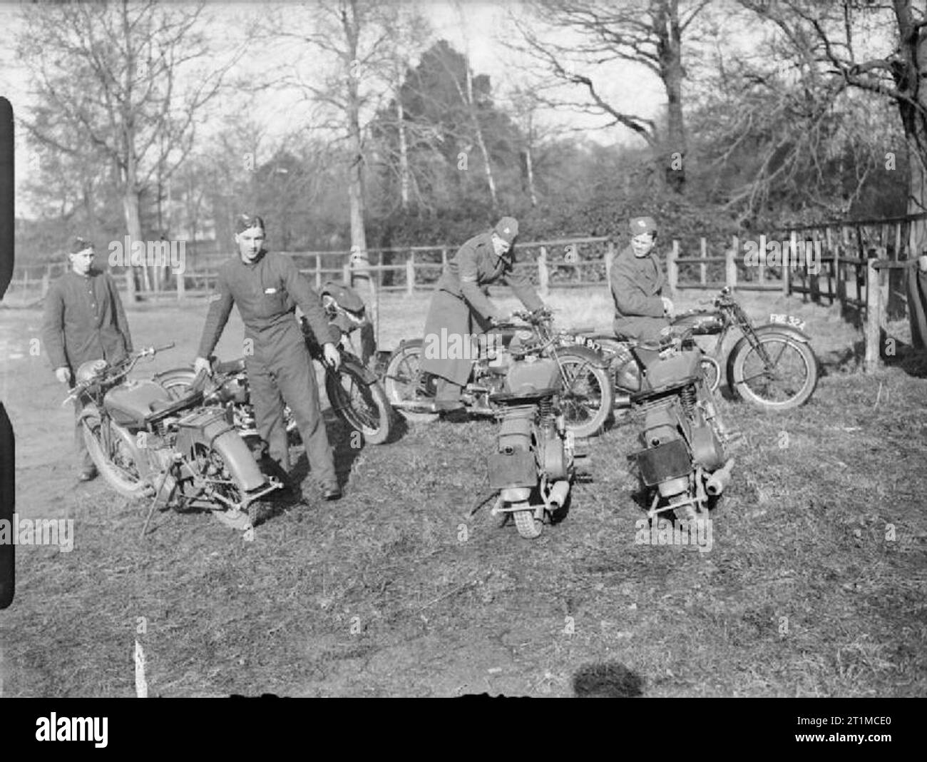 L'Armée britannique au Royaume-Uni 1939-45 Les élèves-officiers reçoivent l'enseignement à moto 161 Unité de formation des cadets de l'officier d'infanterie (Collège Militaire Royal) à Sandurst, 1940. Banque D'Images