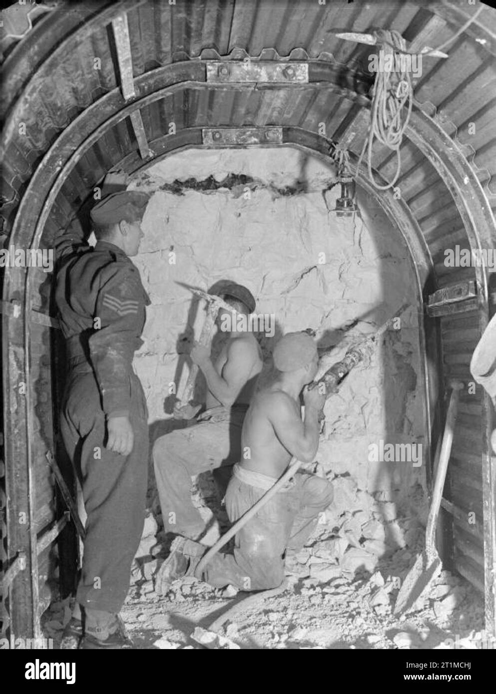 L'Armée britannique au Royaume-Uni 1939-45 577 sapeurs de la compagnie sur le terrain, des Royal Engineers, creuser un tunnel au cours de la construction d'un centre de commandement souterrain près de Seaford de Sussex, 2 octobre 1941. Bien que l'emplacement n'est pas identifié il est très probablement de l'avant, le HMS Royal Navy's secret intelligence center à South Heighton. Banque D'Images