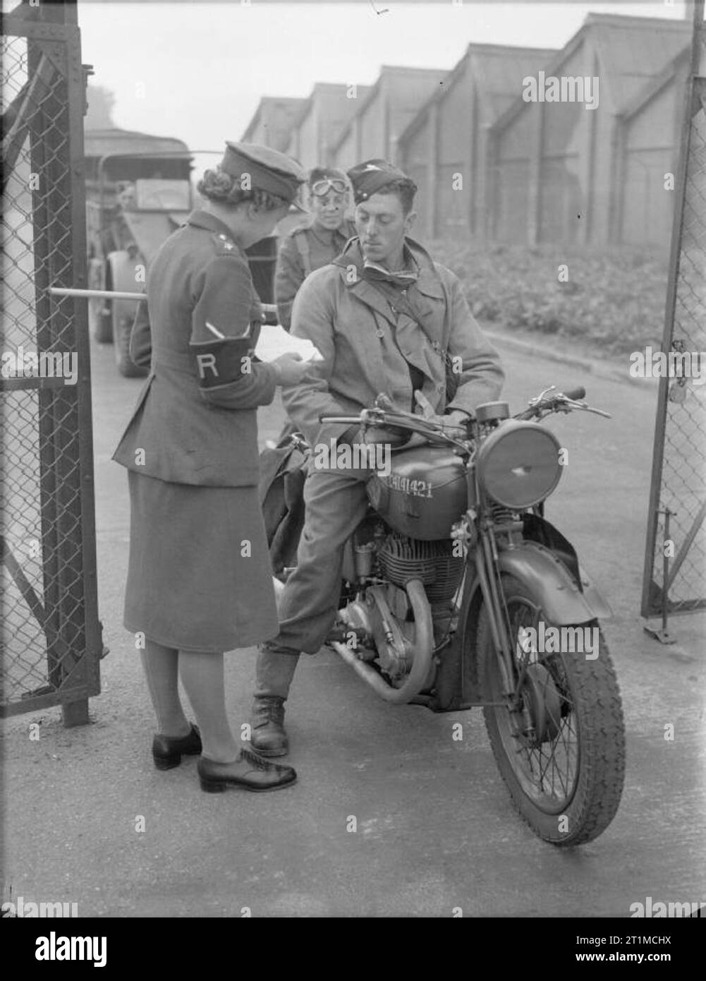 L'Armée britannique au Royaume-Uni 1939-45 un SNP policewoman inspecte une estafette moto à la carte d'identité no7 Centre de formation ATS Stoughton près de Guildford, le 24 septembre 1941. Banque D'Images