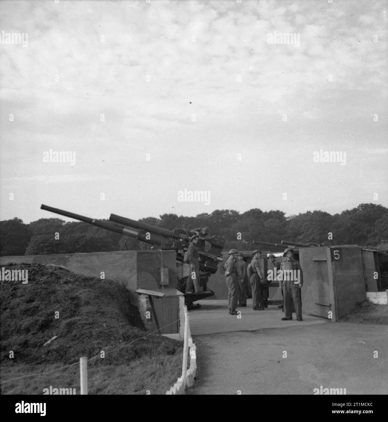 L'Armée britannique au Royaume-Uni 1939-45 3,7 pouces canon anti-aérien à Richmond Park, Londres, 10 octobre 1941. Banque D'Images