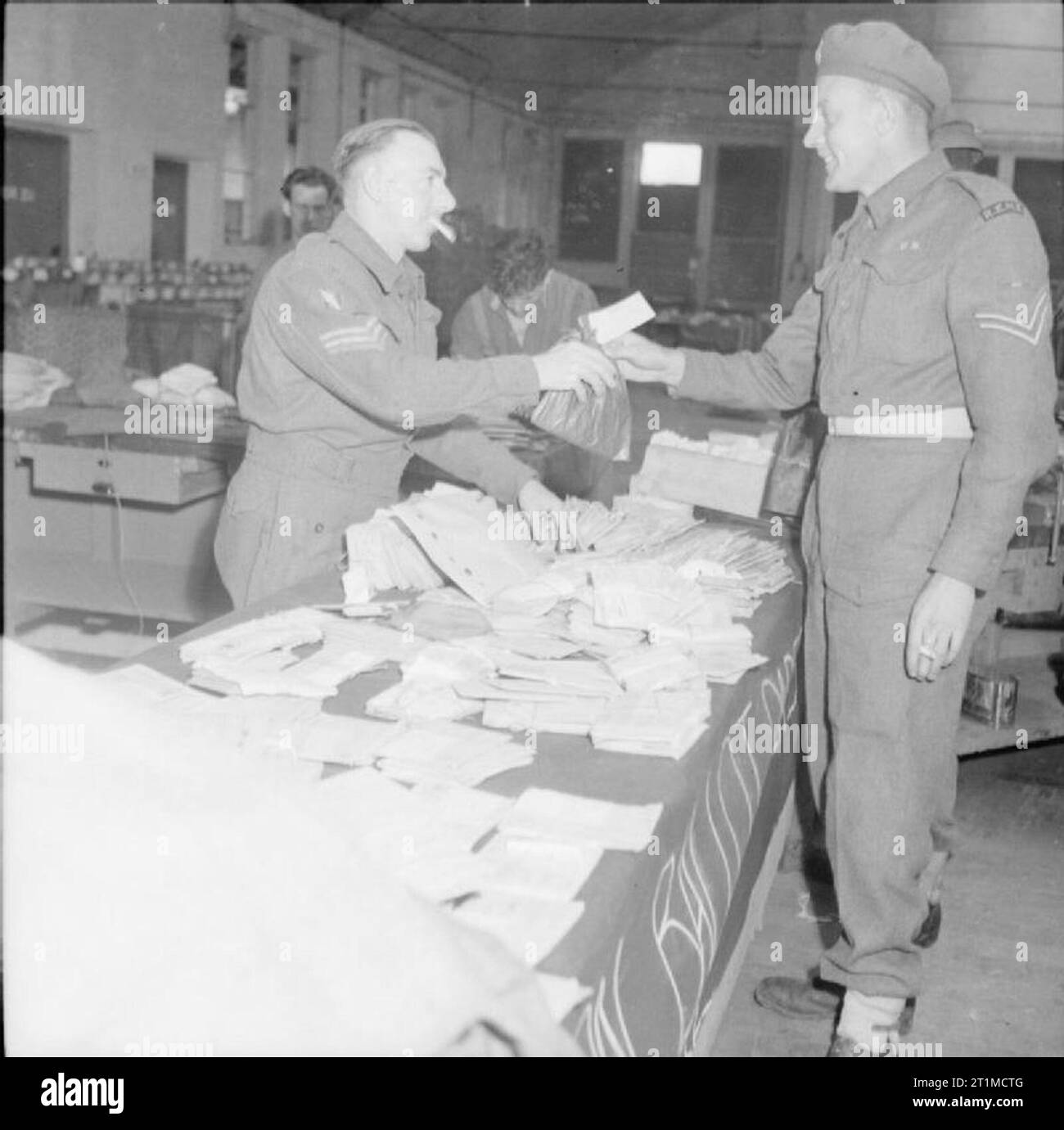 L'Allemagne sous occupation alliée à la Hamburg Army Post Office, le sergent McLare d'Arbroath reçoit son unité de vote l'élection générale de la poste de caporal Davey de Congleton. Banque D'Images