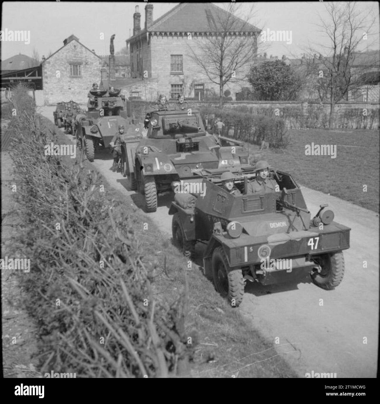 L'Armée britannique au Royaume-Uni 1939-45 autos blindées du 27e Lanciers, 11e Division blindée, 19 avril 1942. Un scout car conduit, suivi par Daimler et Humber véhicules blindés, avec plus de voitures scout tirant de l'arrière. Banque D'Images