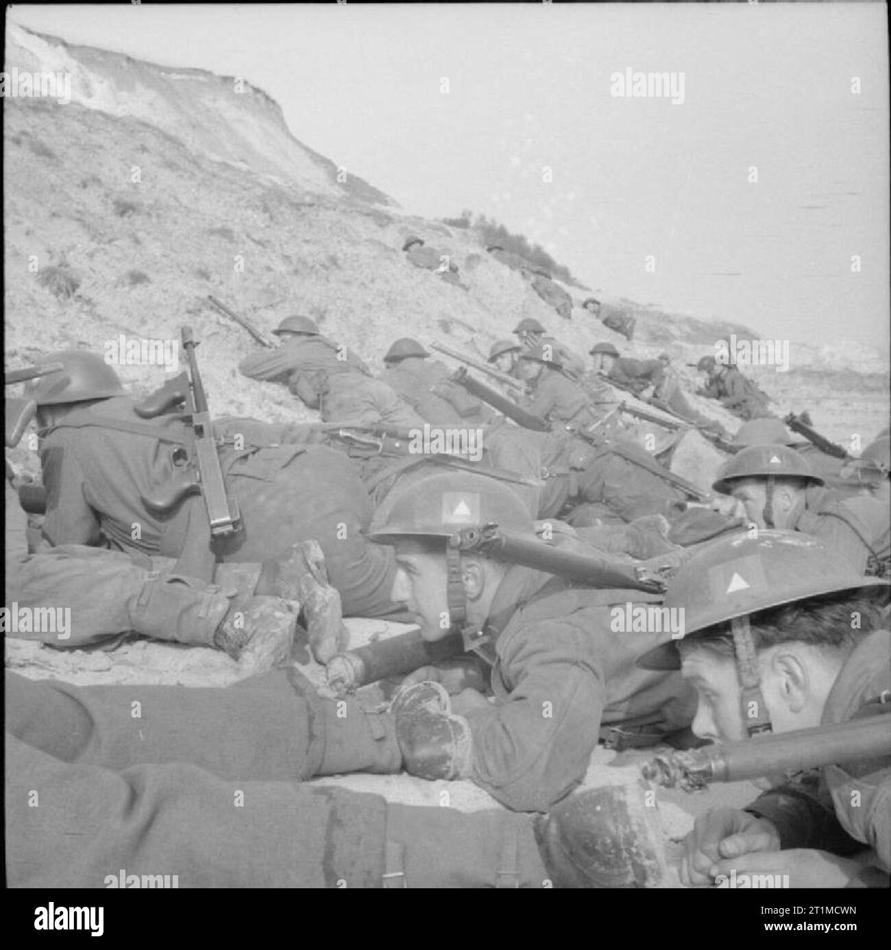 L'Armée britannique au Royaume-Uni 1939-45 après le débarquement de troupes de débarquement, du 1er bataillon du régiment du duc de Wellington se couvrir sur la plage de Cromer, dans le Norfolk, 21 avril 1942. Vivre de mitrailleuses et de mortiers ont été utilisés au cours de cet exercice. Banque D'Images