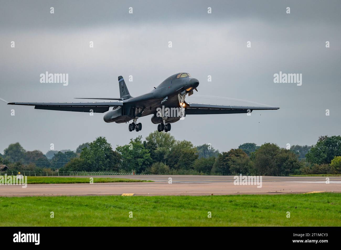 Un B-1B lancer affecté au 9th Expeditionary Bomb Squadron atterrit à la RAF Fairford, au Royaume-Uni, le 12 octobre 2023. Photo de l'aviateur principal Ryan Hayman Banque D'Images