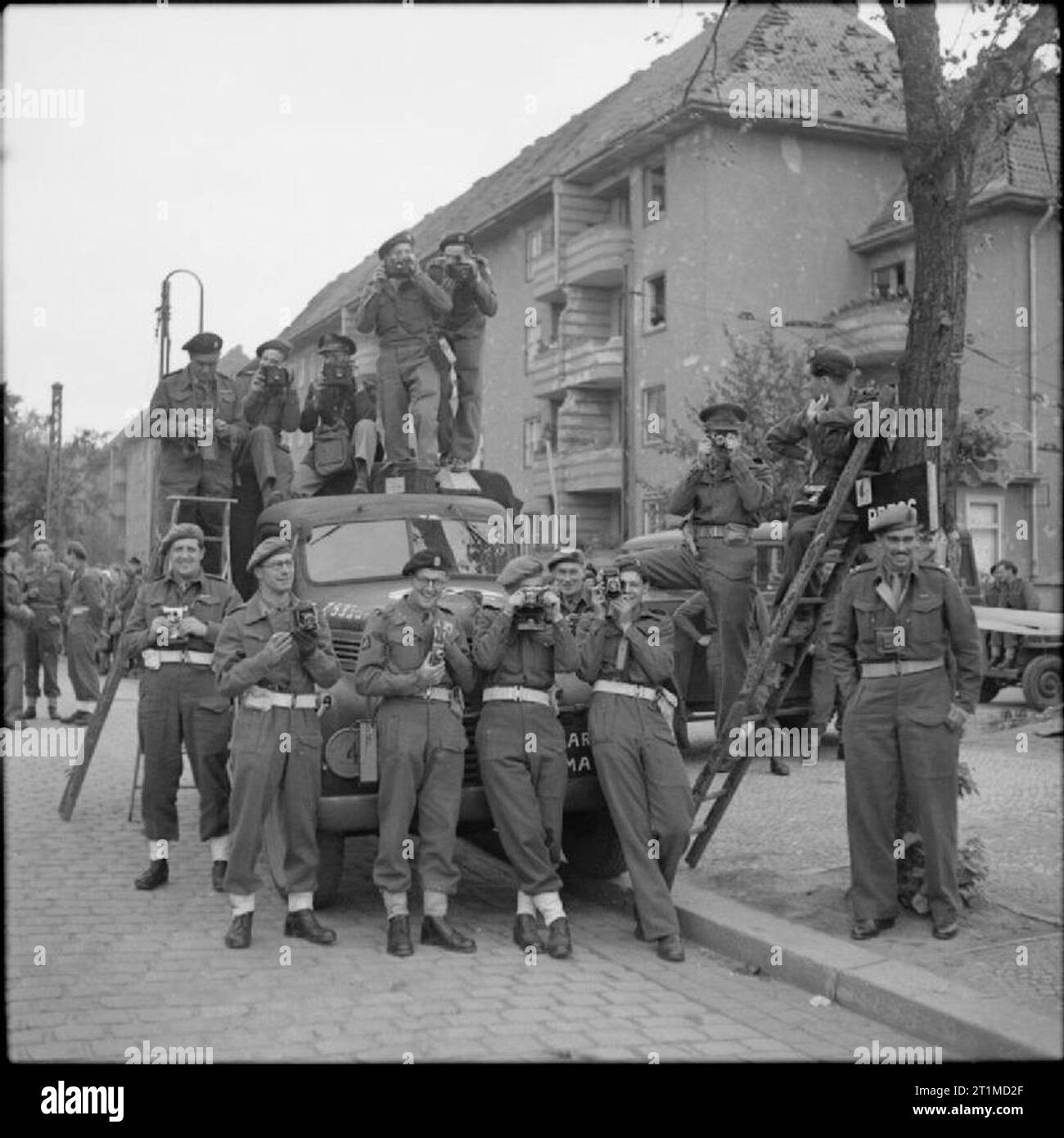 L'Allemagne sous l'occupation des alliés américains, britanniques, canadiens et néerlandais photographes couvrant l'entrée des troupes britanniques à Berlin posent pour une photo souvenir de leur propre, juillet 1945. Banque D'Images