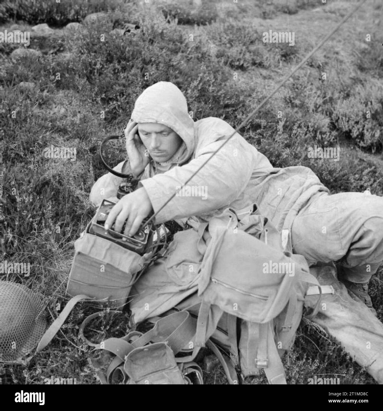 L'Armée britannique au Royaume-Uni 1939-45 opérateur radio d'5e bataillon, le Highland Light Infantry, dans la montagnes Monadhliath, Inverness, 22 octobre 1942. Remarque windproof smock et de pantalons. Banque D'Images
