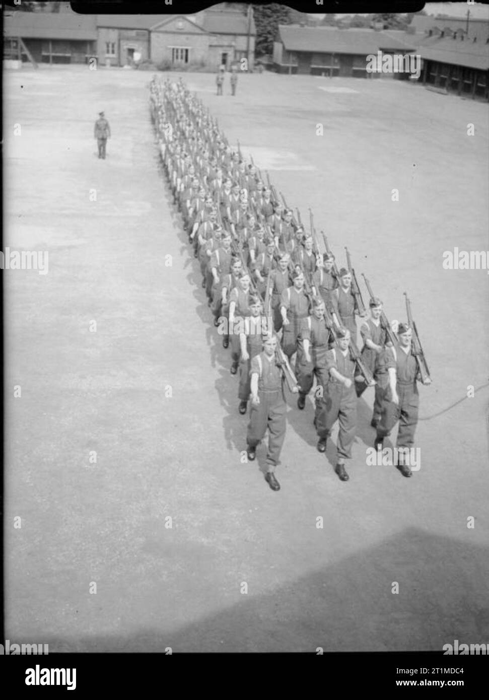 L'Armée britannique au Royaume-Uni 1939-45 recrues à la Royal Army Ordnance Corps marchant à Woolwich Barracks, Londres, août 1940. Tous les hommes sur cette photographie ont été recrutés à partir de Marks and Spencer Ltd. Banque D'Images