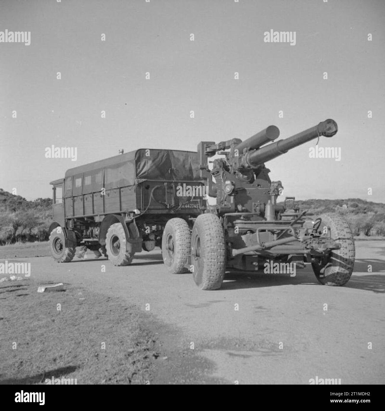 L'Armée britannique au Royaume-Uni 1939-45 artillerie AEC Matador tracteur tractant une 3,7 pouces canon anti-aérien à s'enfouir la tête dans l'Ecosse, 18 février 1944. Banque D'Images