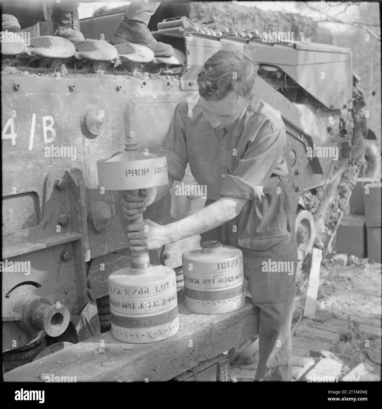 L'Armée britannique au Royaume-Uni 1939-45 40lb bombes que utilisé par le 29cm Piège sur un mortier spigot Churchill AVRE du 79e Escadron, 5e Régiment d'assaut, des Royal Engineers, sous le commandement de la 3e Division d'infanterie, 29 avril 1944. Banque D'Images