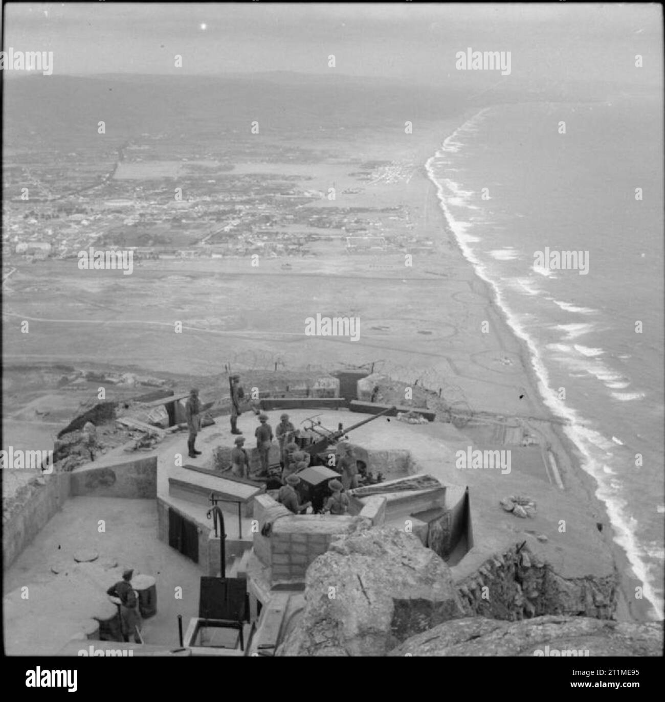L'armée britannique sur Gibraltar 1941 Vue de la princesse Royale, armé d'une batterie de 40mm Bofors Anti-aircraft gun, prise depuis le sommet du rocher de Gibraltar. L'Espagne peut être vu dans l'arrière-plan, le 17 novembre 1941. Banque D'Images