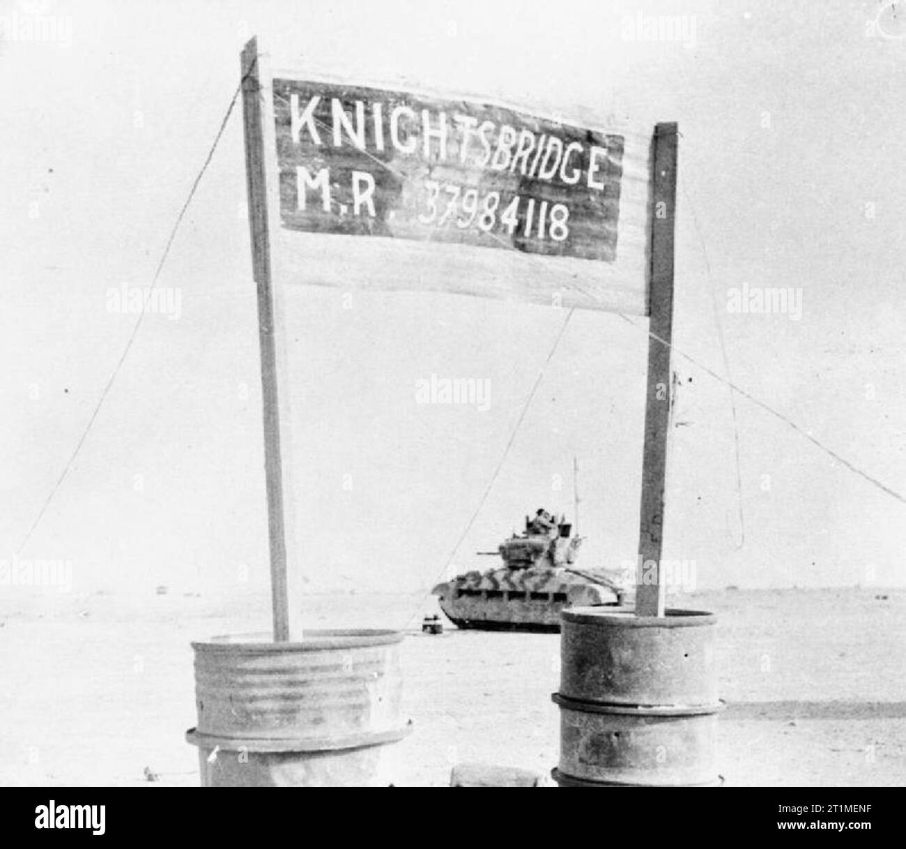 La campagne en Afrique du Nord 1940-1943 l'offensive de l'axe 1941 - 1942 : Un Matilda britannique réservoir passe l 'Knightsbridge' la jonction de route peu après la grande bataille de chars il y a au cours de la bataille de Gazala. Banque D'Images