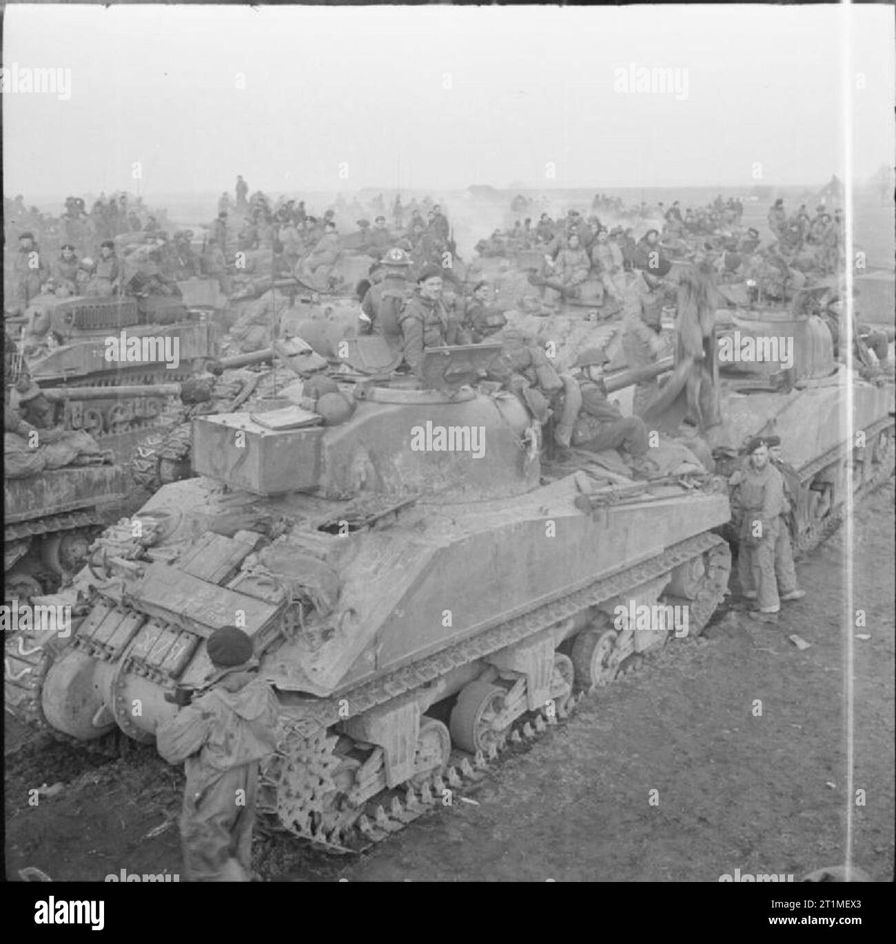 La campagne du nord-ouest de l'Europe 1944-1945 chars Sherman du 10e Régiment blindé canadien (Fort Garry Horse) avec de l'infanterie, le Régiment Royal du Canada regroupement en préparation de l'assaut sur Goch, 17 février 1945. Banque D'Images