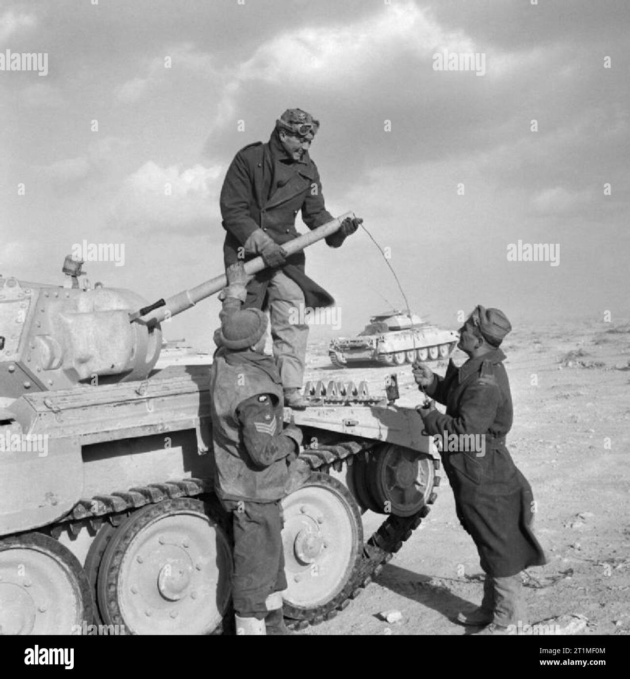 L'équipage d'un Crusader nettoyage du canon de son 2-pdr gun, Afrique du Nord, 6 février 1942. L'équipage d'un Crusader nettoyage du corps de la 2-pdr gun, 6 février 1942. Banque D'Images